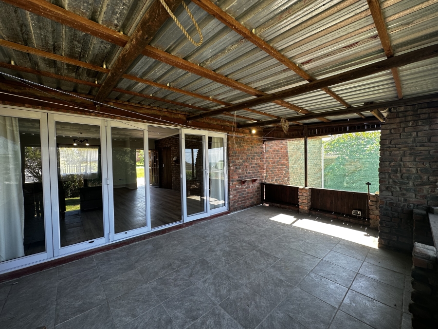 To Let 4 Bedroom Property for Rent in Winterstrand Eastern Cape